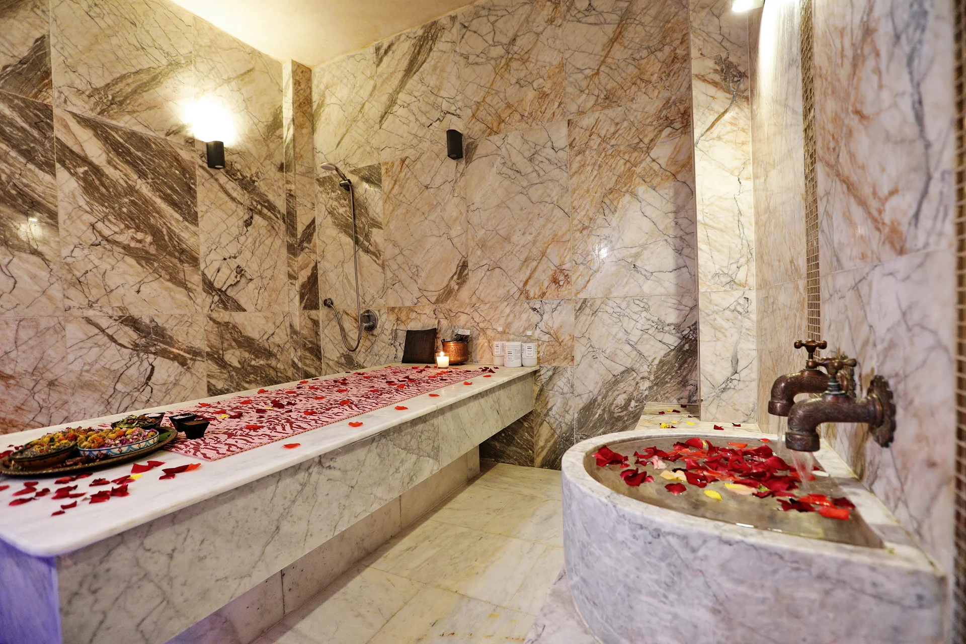 Hammam en marbre, table de soin et vasque aux pétales chez Orélia Spa Marrakech